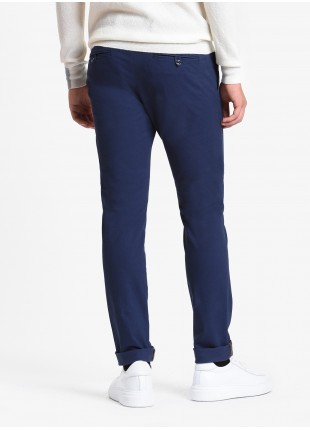 Pantalone chinos uomo, vestibilita slim, in cotone stretch, tinto in pezza, ma lavato in capo. Colore grigio medio. Composizione 98% cotone 2% elastan. Bluette