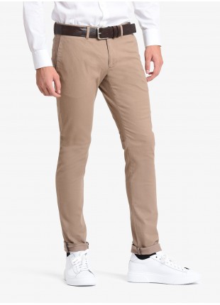 Man chinos pants, slim fit, in stretch cotton fabric, piece-dyed and garment washed. Medium grey colour. Composition 98% cotton 2% elastane. Light Brown