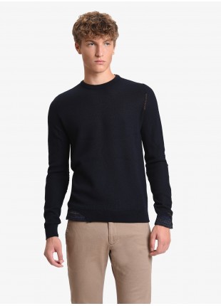 Man slim sweater, crew neck fit with double contrast collar. Elbow patches and details on bottom with fancy knit. Mixed wool (12gg),  Navy colour. Composition 50% wool 50%Acrylic Blue