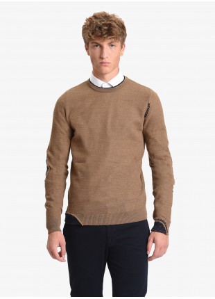 Man slim sweater, crew neck fit with double contrast collar. Elbow patches and details on bottom with fancy knit. Mixed wool (12gg),  Navy colour. Composition 50% wool 50%Acrylic Medium Brown
