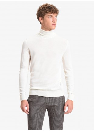 Sweater: Merino wool turtleneck , 14gg, garment dyed, burgundy/brown colour. 100%WOOL White