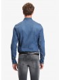 Camicia uomo John Barritt, vestibilita slim, collo mezzo francese, tessuto in cotone stretch, colore blu jeans con stone wash, cuciture a contrasto color tabacco. Composizione 99% cotone 1% elastan. Blue