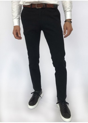 Pantalone chinos uomo, vestibilita slim, in cotone stretch, tinto in pezza, ma lavato in capo. Colore grigio medio. Composizione 98% cotone 2% elastan. Blue