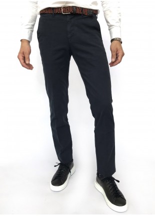 Pantalone chinos uomo, vestibilita slim, in cotone armaturato strech, tinto capo. Colore blu. Composizione 97% cotone 3% elastan. Blue