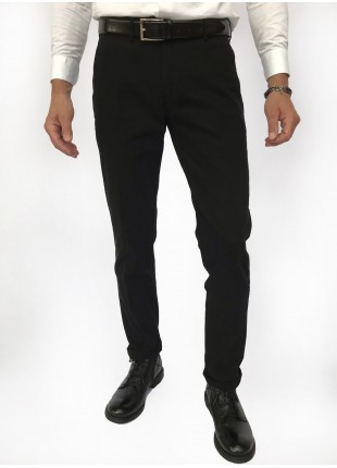 Man chinos pants, slim fit, in stretch cotton fabric, garment dyed . Black colour. Composition 97% cotton 3% elastane. Nero