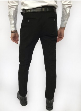 Pantalone chinos uomo, vestibilita slim, in cotone armaturato strech, tinto capo. Colore nero. Composizione 97% cotone 3% elastan. Nero