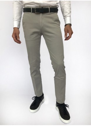 Pantalone chinos uomo, vestibilita slim, in cotone armaturato strech, tinto capo. Colore grigio chiaro. Composizione 97% cotone 3% elastan. Grigio Medio Unito