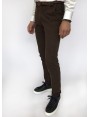 Pantalone chinos uomo, vestibilita slim, in cotone armaturato strech, tinto capo. Colore testa di moro. Composizione 97% cotone 3% elastan. Marron Chiaro