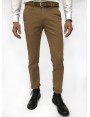 Pantalone chinos uomo, vestibilita slim, in cotone armaturato strech, tinto capo. Colore caramello. Composizione 97% cotone 3% elastan. Marrone Scuro