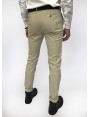 Pantalone chinos uomo, vestibilita slim, in cotone armaturato strech, tinto capo. Colore crema. Composizione 97% cotone 3% elastan. White