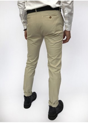 Pantalone chinos uomo, vestibilita slim, in cotone armaturato strech, tinto capo. Colore crema. Composizione 97% cotone 3% elastan. White