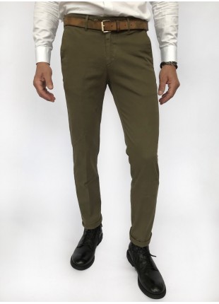 Pantalone chinos uomo, vestibilita slim, in cotone armaturato strech, tinto capo. Colore verde salvia. Composizione 97% cotone 3% elastan. Cverde Militare