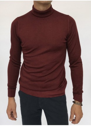 Sweater: Merino wool turtleneck , 14gg, garment dyed, burgundy/brown colour. 100%WOOL Bordeaux